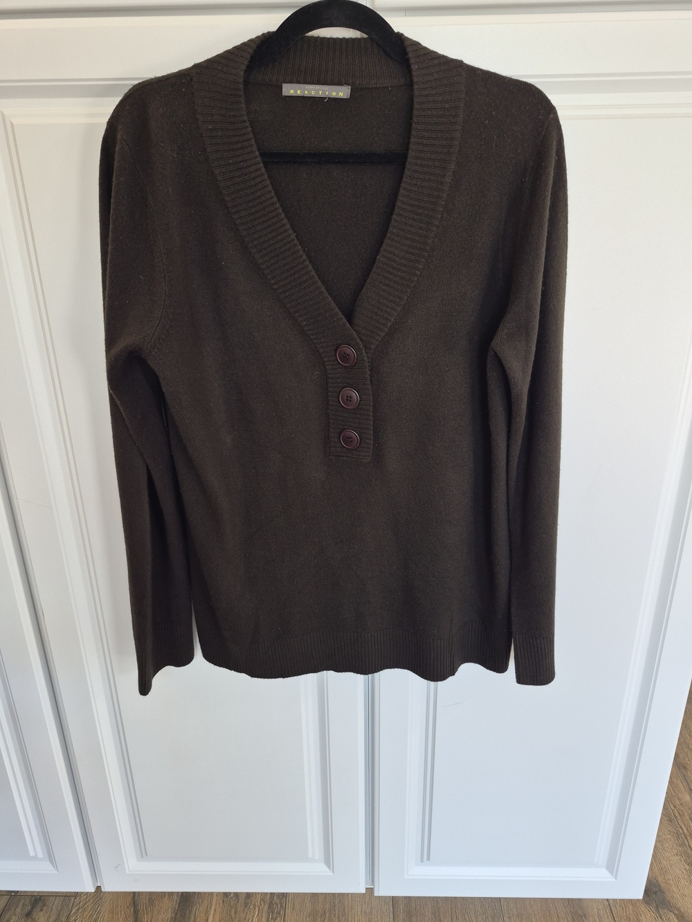 Kenneth Cole Reaction Women's Brown V-Neck 3  Button Pullover Large